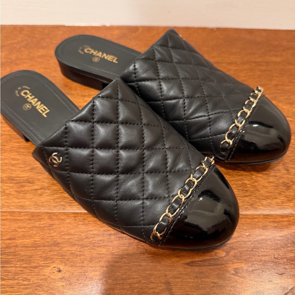 ❤️❤️❤️SOLD!!！❤️❤️❤️CHANEL Black Quilted Mules with Chain Detail